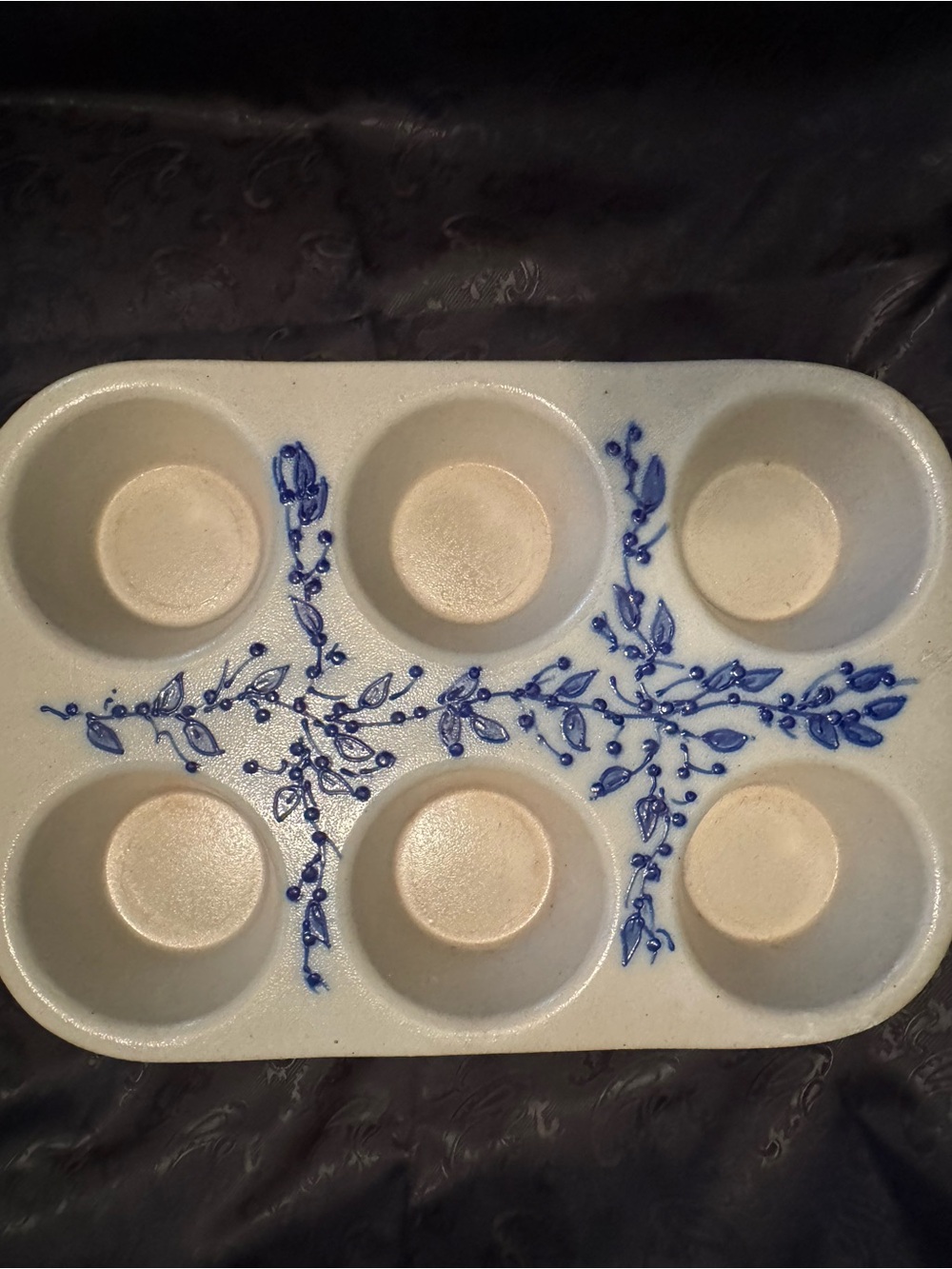 Salmon Falls Stoneware 2001 Blueberry Vine Muffin Pan